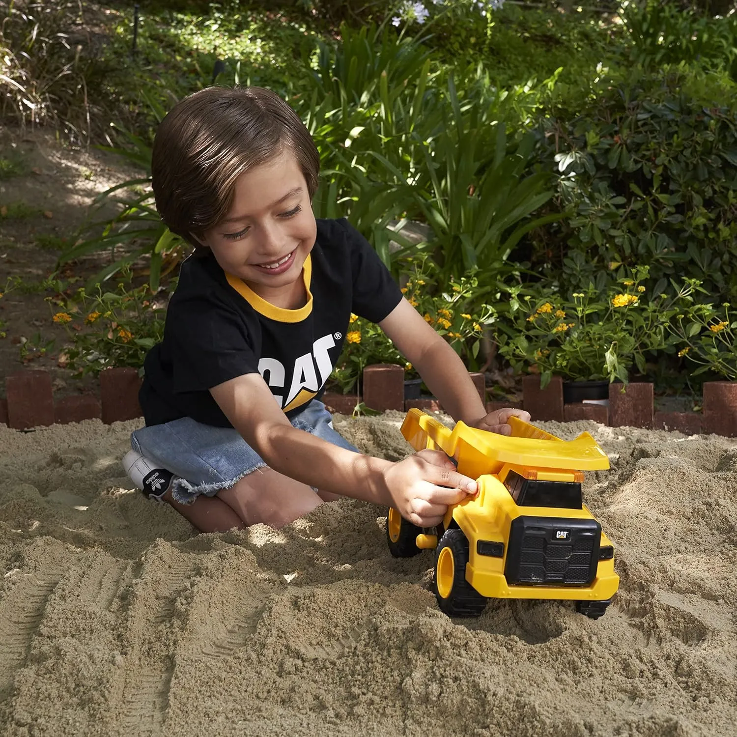 CAT Construction Toys, Power Haulers Dump Truck, Realistic Lights and Sounds, Motion Drive Technology, Working Features, & Realistic Construction Experience.
