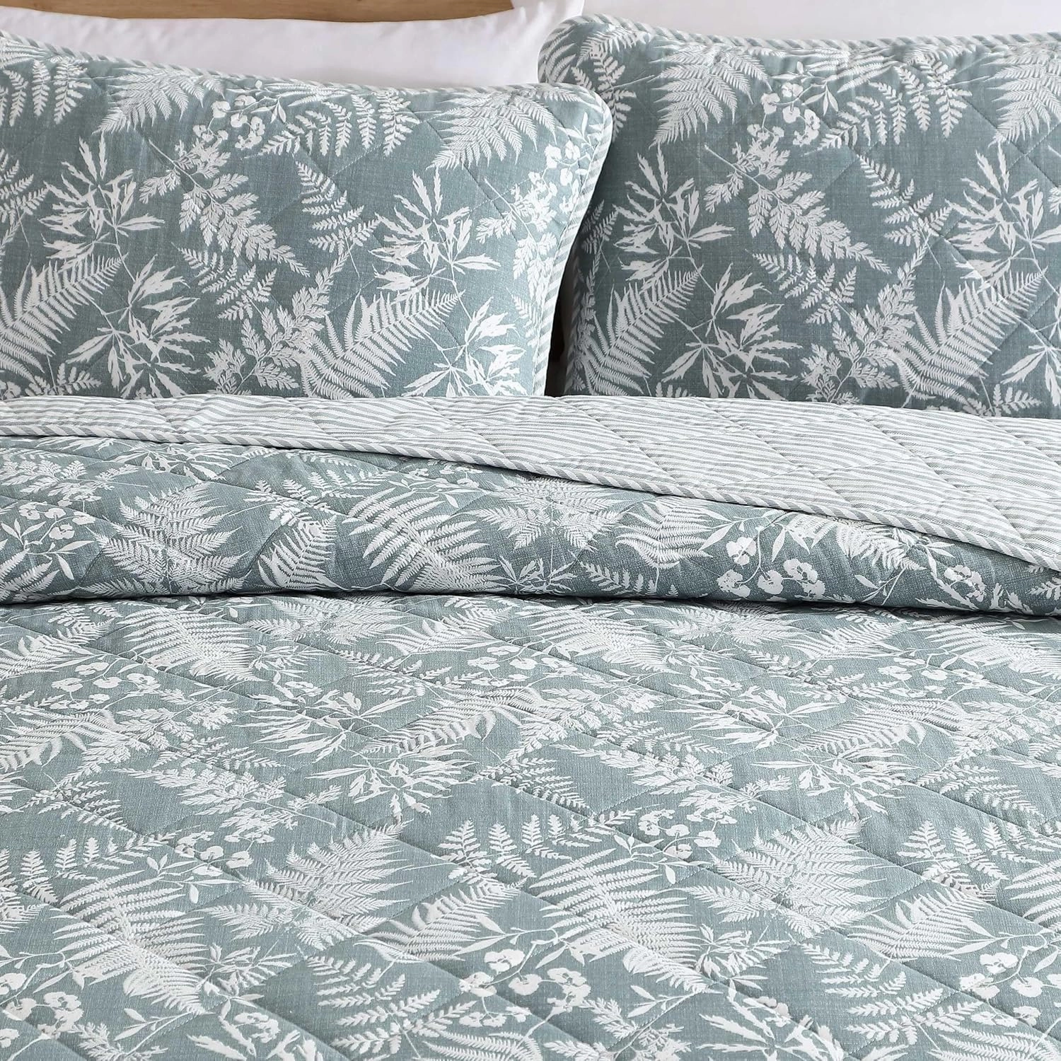 Eddie Bauer - King Quilt Set, Reversible Cotton Bedding with Matching Shams, Wildflower Inspired Home Decor with Stripe Reverse (Fern Garden Green, King)