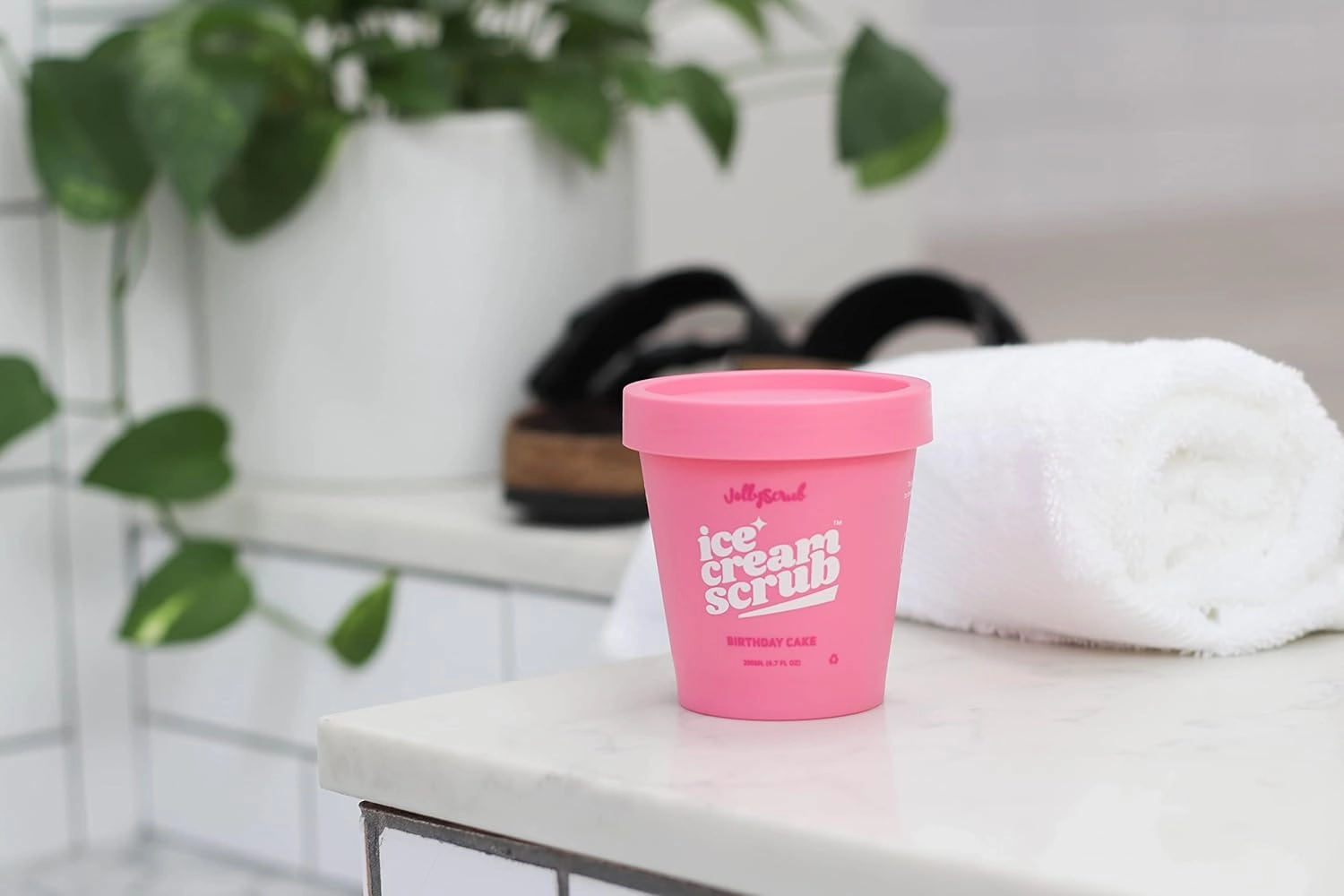 Ice Cream Scrub, Clean Exfoliating Sugar Scrub with Whipped Shea Butter Scrub & Nourishing Oils, Gentle & Moisturizing Sugar Scrub, Fights Dryness and Locks in Hydration, Cake Scent 200ml