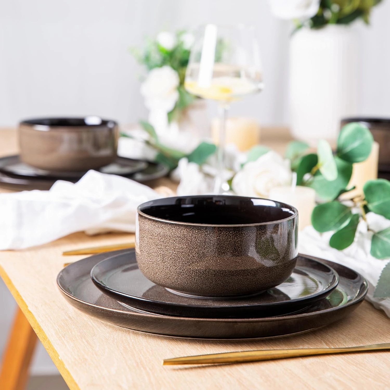 LeRATIO Ceramic Dinnerware Set of 4, Poreclain Plates, Bowls, Handmade Reactive Glaze Dishes, Chip Resistant, Oven & Dishwasher Safe, Service for 4-Chestnut