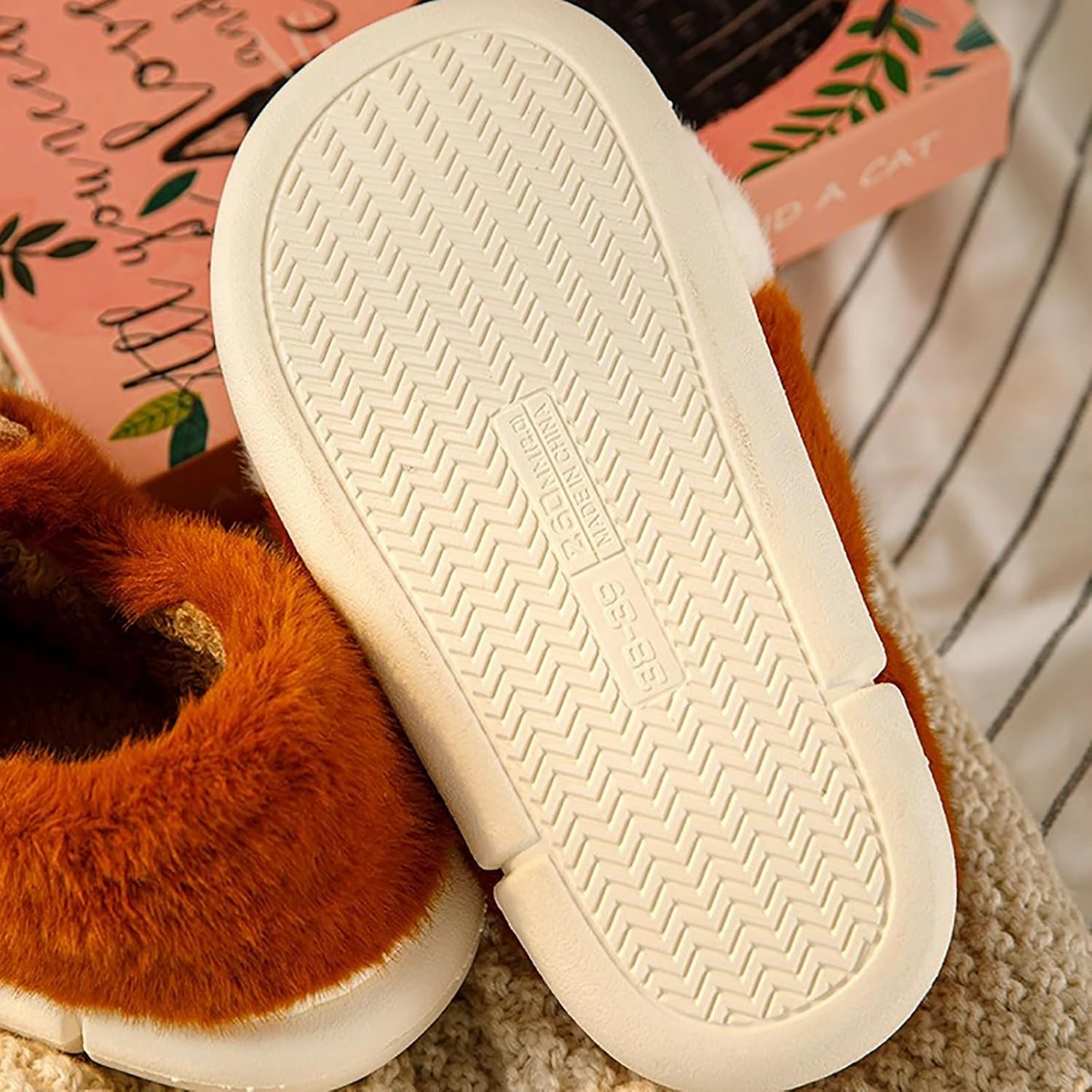 Plush cat paw slippers，non-slip soles, cozy and cute slippers