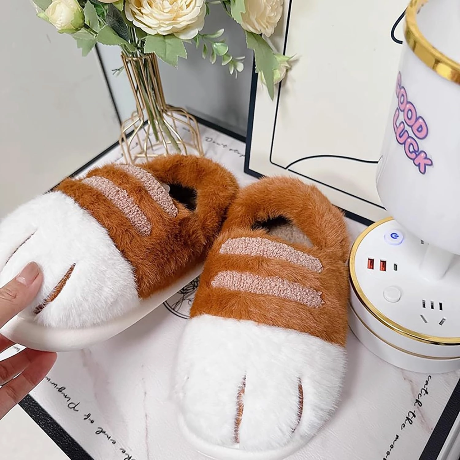 Plush cat paw slippers，non-slip soles, cozy and cute slippers