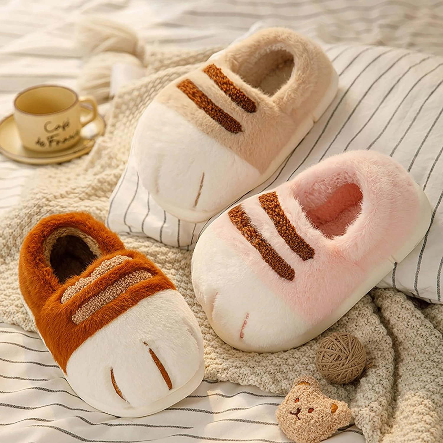 Plush cat paw slippers，non-slip soles, cozy and cute slippers